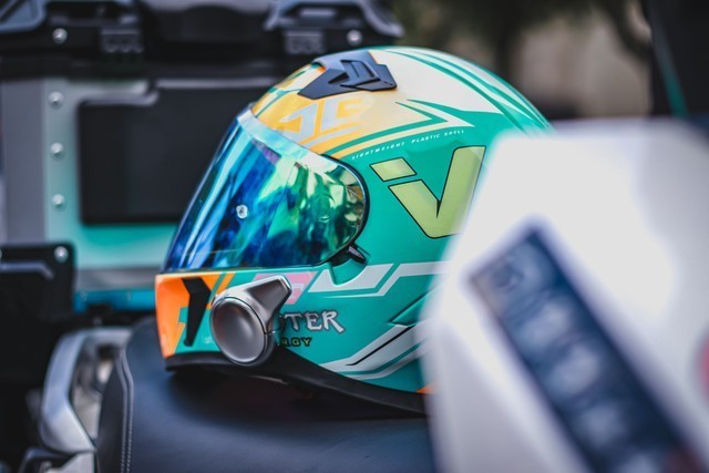 骑行用户的刚需好物！极蜂Q头盔对讲耳机来了：通话骑行不再受限