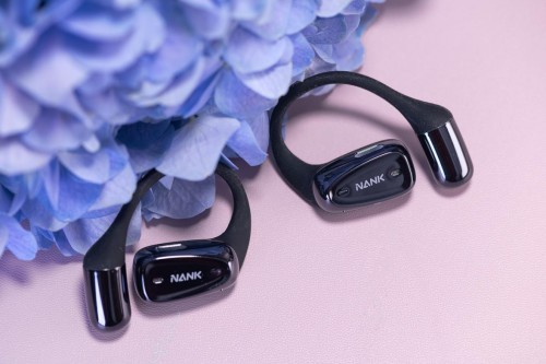 功能方面，一加 Buds 3双设备连接和多场景切换，可以无缝切换到当前正在播放的设备上