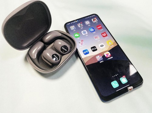 功能方面，一加 Buds 3双设备连接和多场景切换，可以无缝切换到当前正在播放的设备上