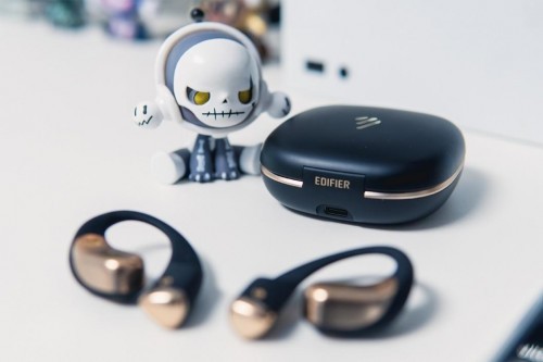 功能方面，一加 Buds 3双设备连接和多场景切换，可以无缝切换到当前正在播放的设备上