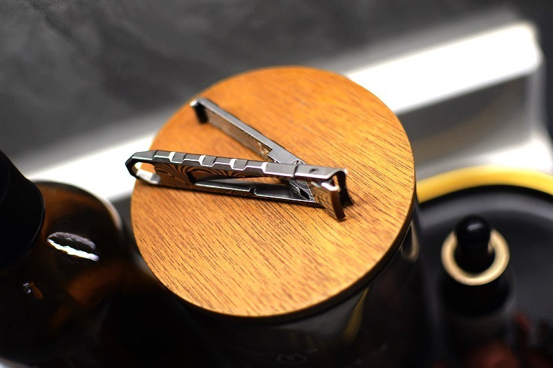 全球独一份 大马士革纹折叠数控指甲钳