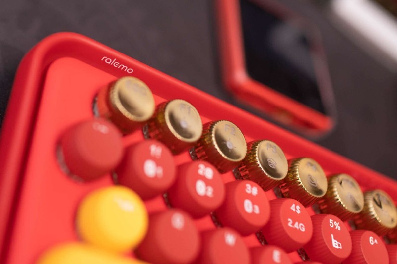 桌面上绽放的那一抹红色，雷柏 ralemo Pre 5多模无线机械键盘