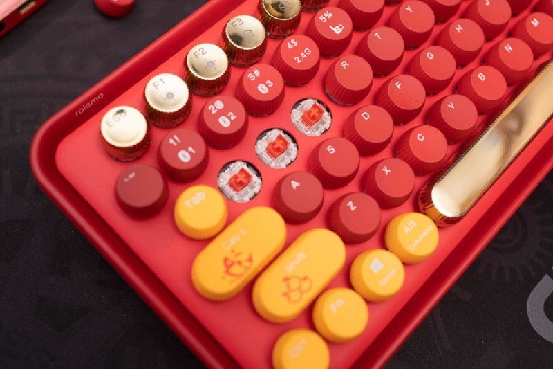 桌面上绽放的那一抹红色，雷柏 ralemo Pre 5多模无线机械键盘