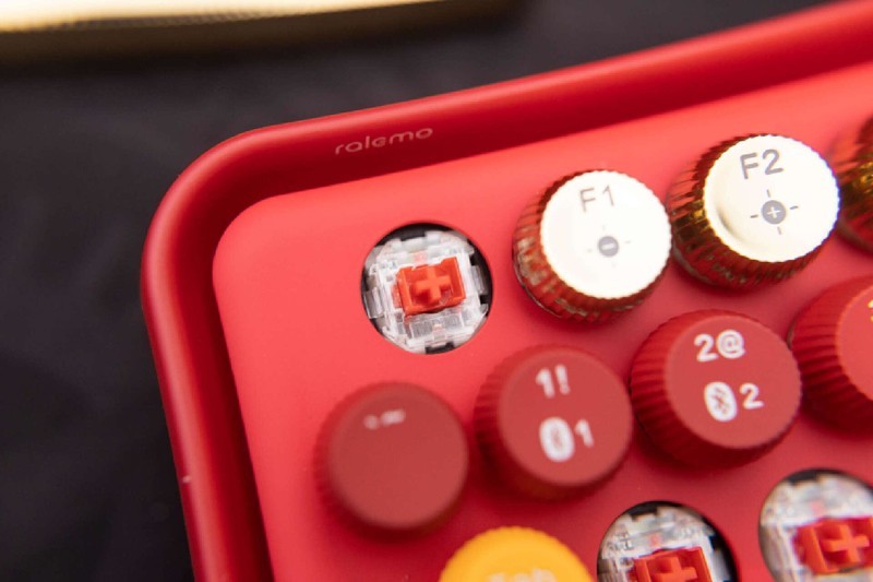 桌面上绽放的那一抹红色，雷柏 ralemo Pre 5多模无线机械键盘