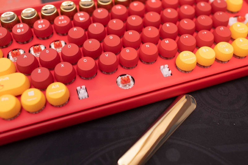 桌面上绽放的那一抹红色，雷柏 ralemo Pre 5多模无线机械键盘