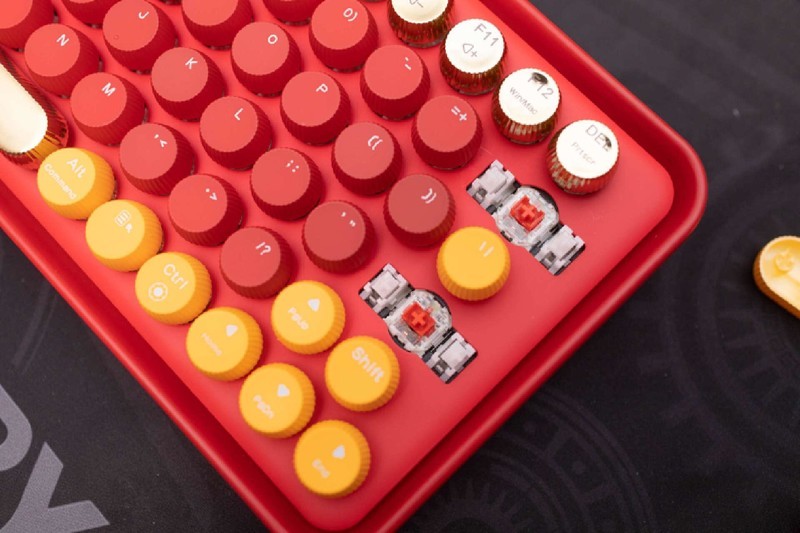 桌面上绽放的那一抹红色，雷柏 ralemo Pre 5多模无线机械键盘