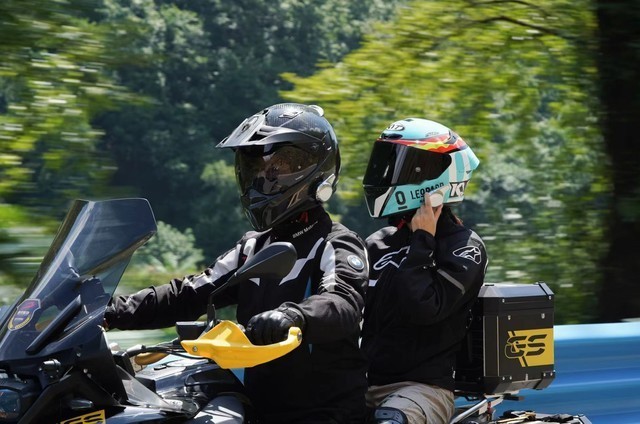 骑行用户的刚需好物！极蜂Q头盔对讲耳机来了：通话骑行不再受限