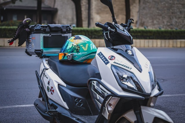 骑行用户的刚需好物！极蜂Q头盔对讲耳机来了：通话骑行不再受限