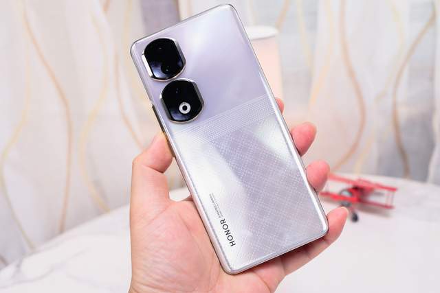 荣耀90 Pro星钻银体验，写真人像+护眼好屏，为爱美的你量身打造