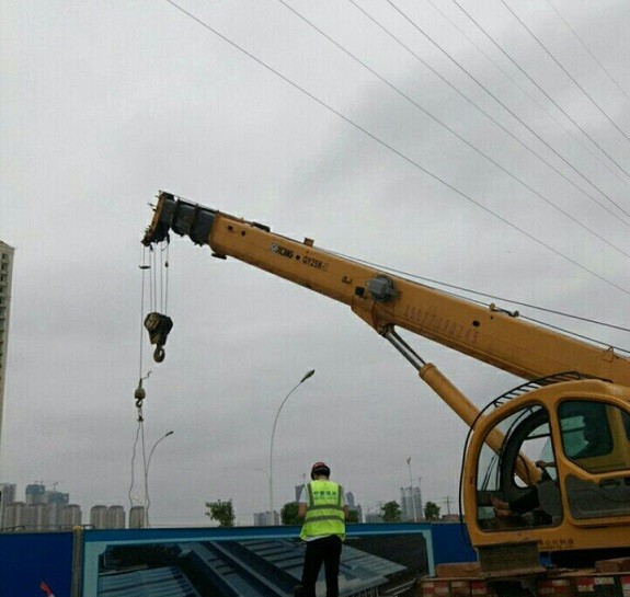 高压近电防碰预警装置，探测到高压信号时，会通过无线网络将信号发送到智能预警主机