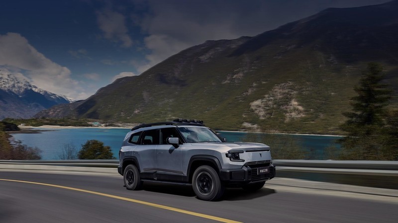 舒适性媲美理想L7，穿越能力比肩豹5。深蓝G318上市，售价17.59万起