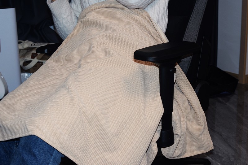 让温暖与科技同行 酷轻松石墨烯多功能发热披肩盖毯