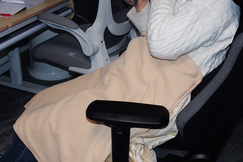 让温暖与科技同行 酷轻松石墨烯多功能发热披肩盖毯