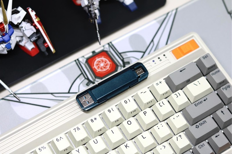 国产aigo U397超高速固态盘，1GB/s固态硬盘的速度，普通U盘的大小