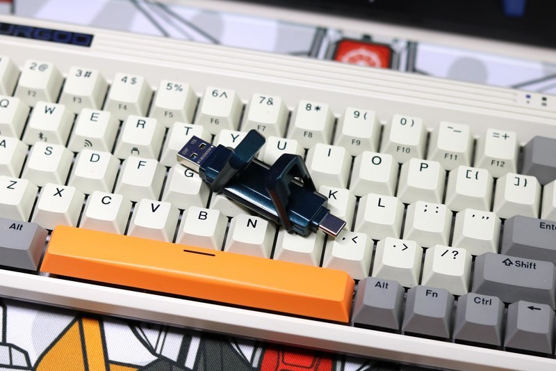 国产aigo U397超高速固态盘，1GB/s固态硬盘的速度，普通U盘的大小