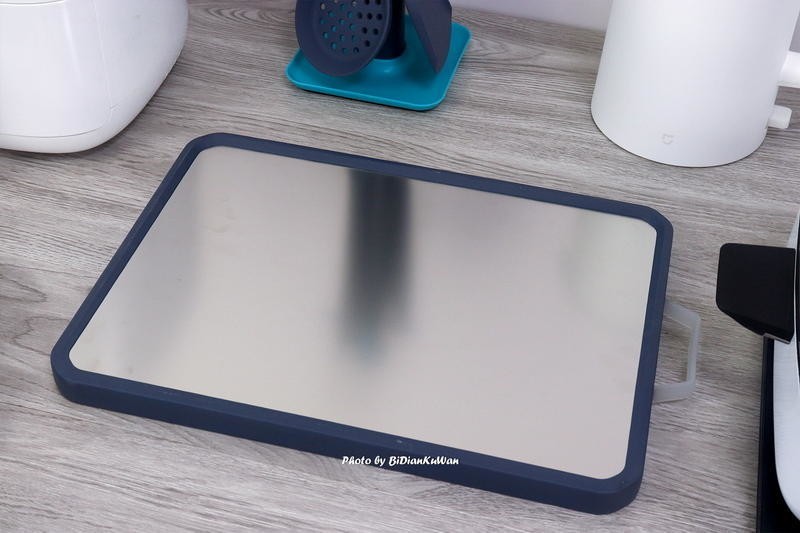 硅胶四件铲锅不粘，双面砧板生熟分离，这两套知吾煮厨具是真的香