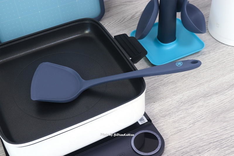 硅胶四件铲锅不粘，双面砧板生熟分离，这两套知吾煮厨具是真的香