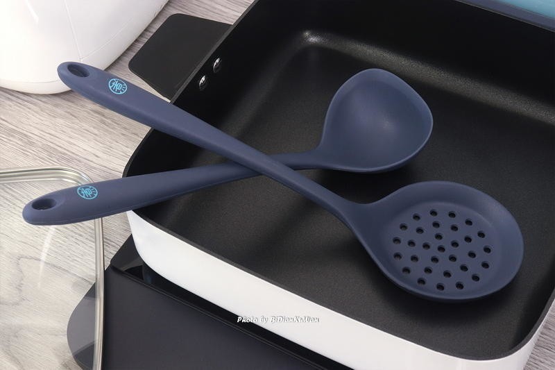 硅胶四件铲锅不粘，双面砧板生熟分离，这两套知吾煮厨具是真的香