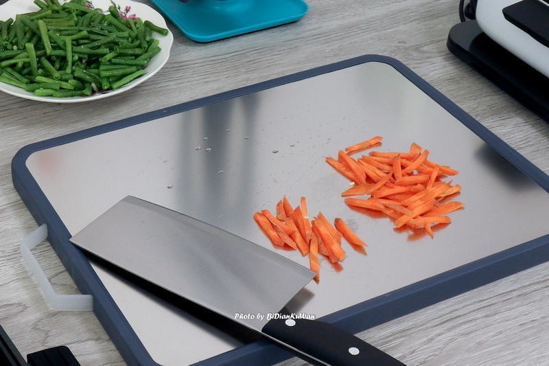 硅胶四件铲锅不粘，双面砧板生熟分离，这两套知吾煮厨具是真的香