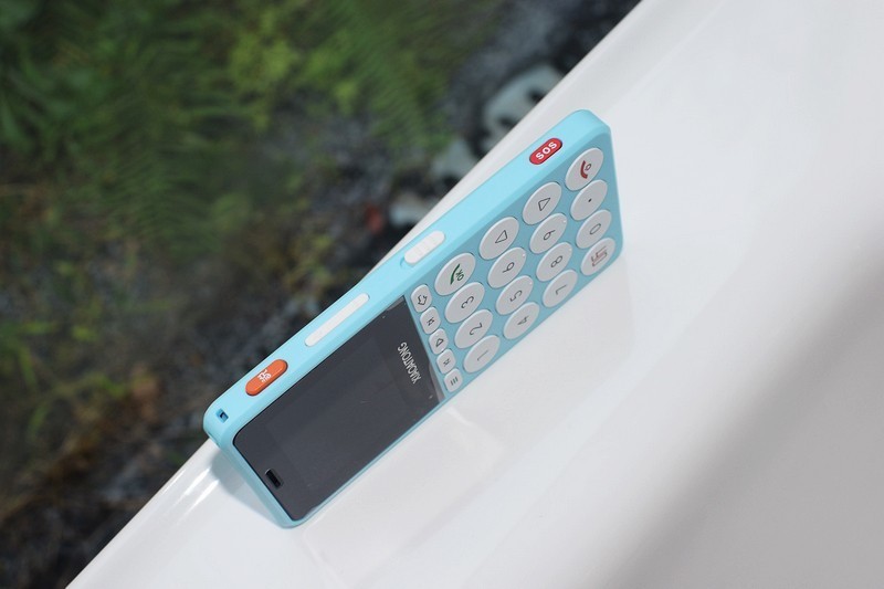 孩子成长的得力助手 小爱通学生知识手机