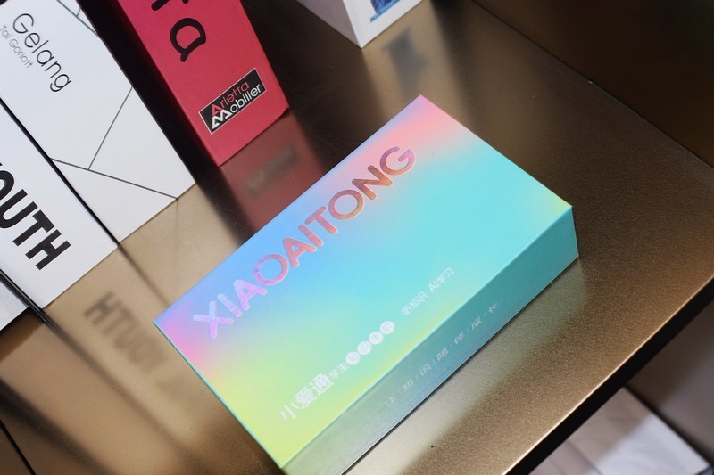 孩子成长的得力助手 小爱通学生知识手机