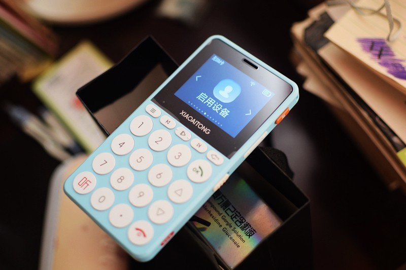 孩子成长的得力助手 小爱通学生知识手机