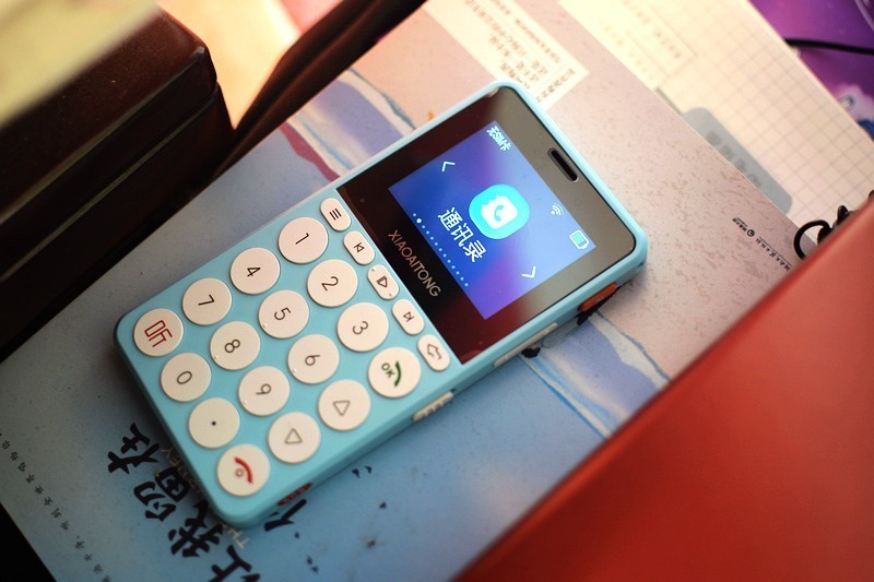 孩子成长的得力助手 小爱通学生知识手机