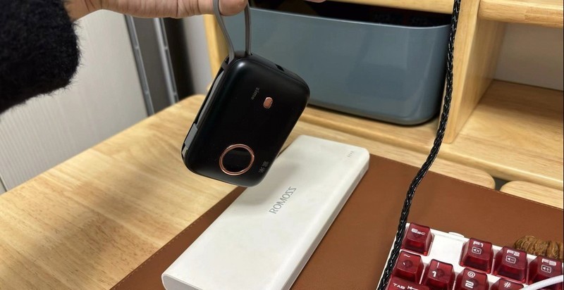 紫米IPhone15充电宝，小体积自带线，出行备一个真6，谁懂？