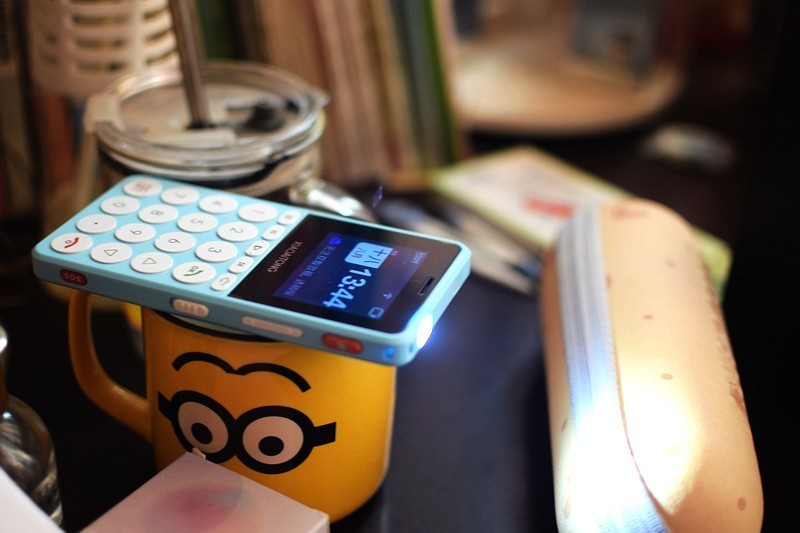 孩子成长的得力助手 小爱通学生知识手机