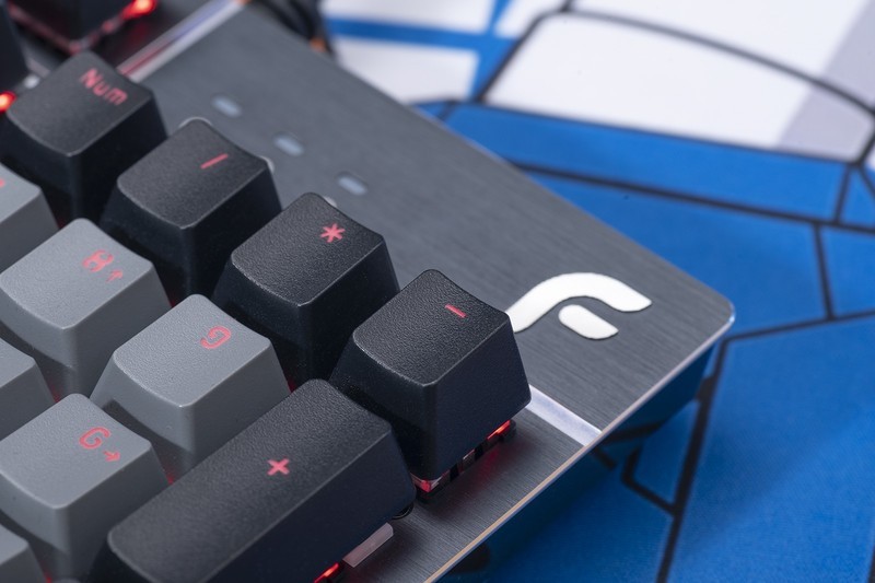 金属简约风，多样化选择，迪摩F8十字军机械键盘