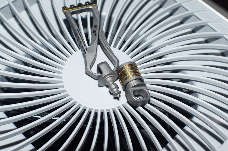 低调奢华的工艺之美 费戈皇冠双头钥匙扣