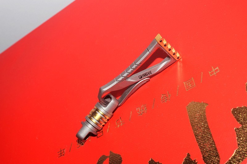 低调奢华的工艺之美 费戈皇冠双头钥匙扣