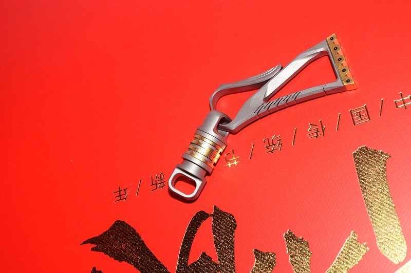 低调奢华的工艺之美 费戈皇冠双头钥匙扣
