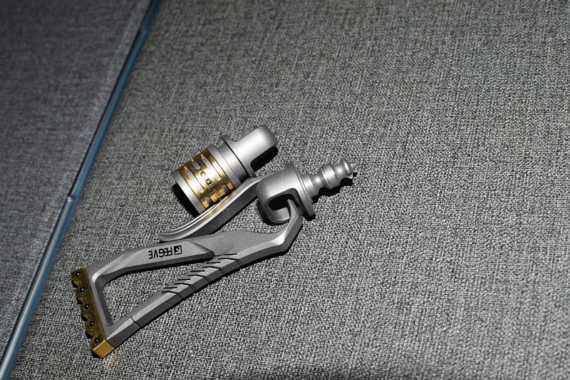 低调奢华的工艺之美 费戈皇冠双头钥匙扣