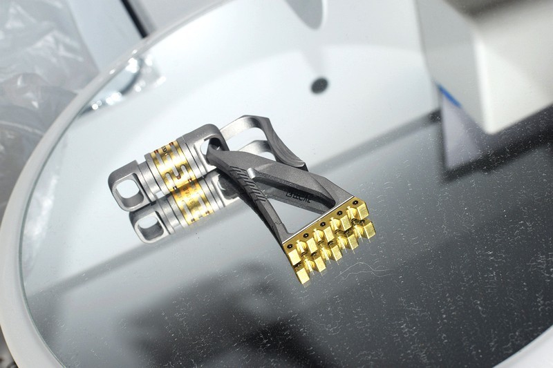 低调奢华的工艺之美 费戈皇冠双头钥匙扣