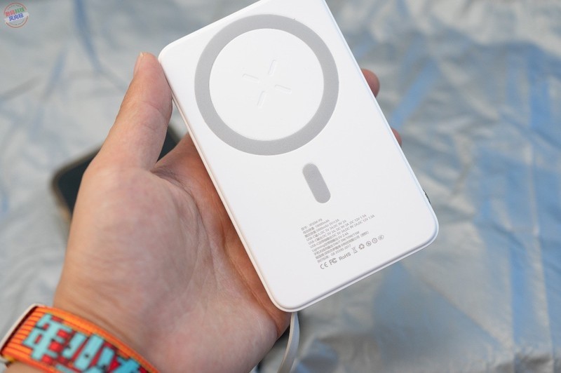 不只MagSafe，还自带双头充电线，西圣PB无线充电宝上手