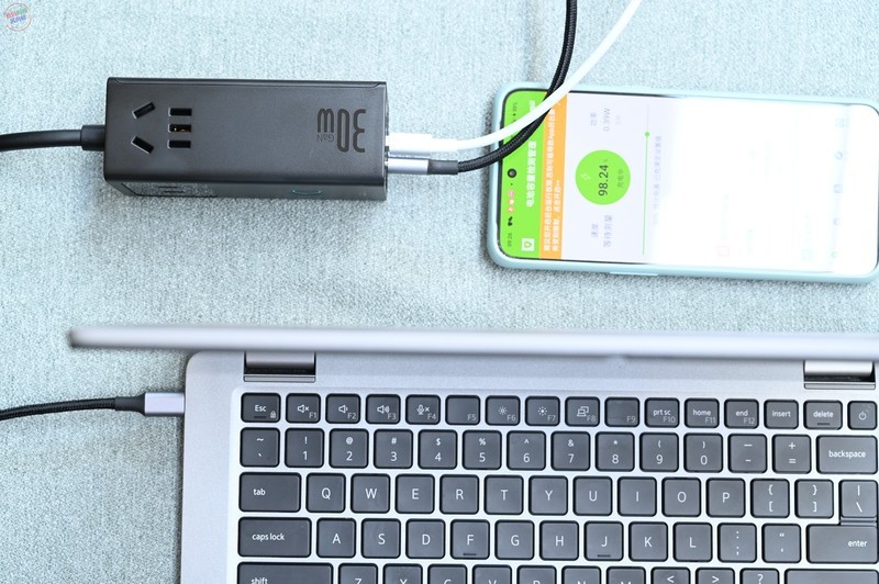 宿舍工位的插孔扩展器，体积小巧随处可用，倍思30W氮化镓快充插线板上手