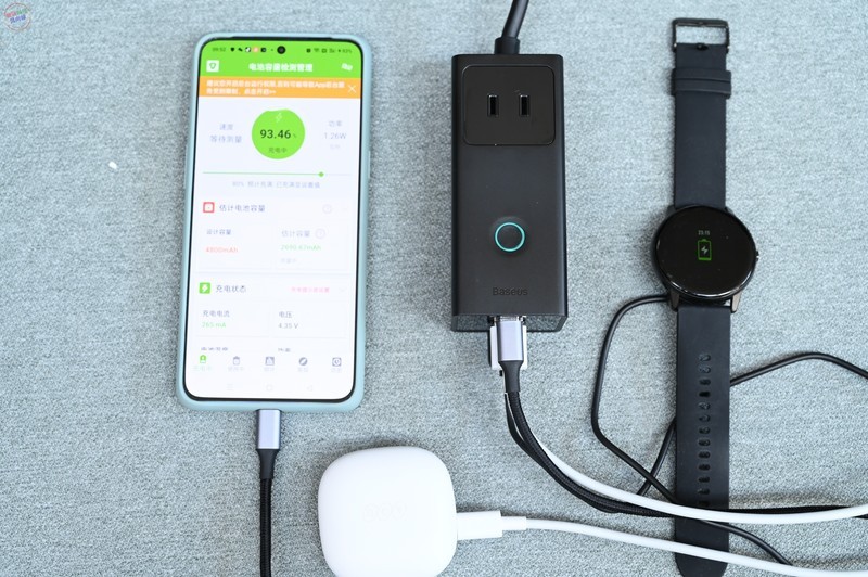 宿舍工位的插孔扩展器，体积小巧随处可用，倍思30W氮化镓快充插线板上手