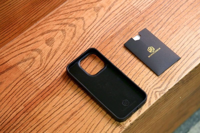 不用纠结月月换手机壳？碳纤维手机壳一步到位