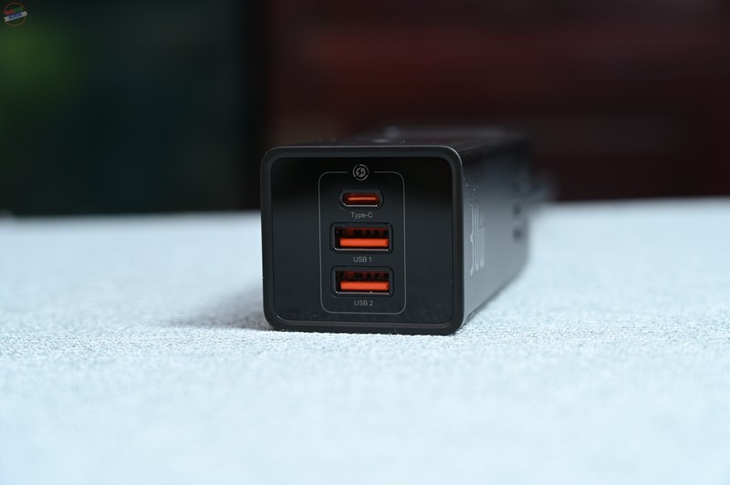 宿舍工位的插孔扩展器，体积小巧随处可用，倍思30W氮化镓快充插线板上手