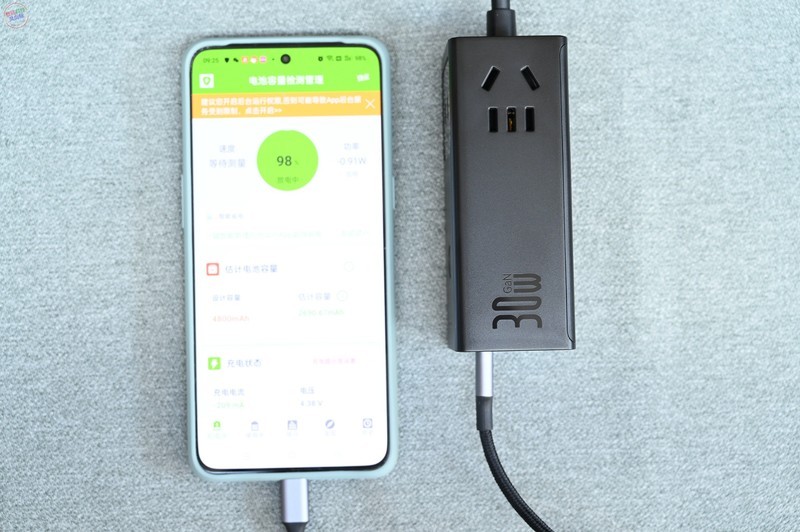 宿舍工位的插孔扩展器，体积小巧随处可用，倍思30W氮化镓快充插线板上手