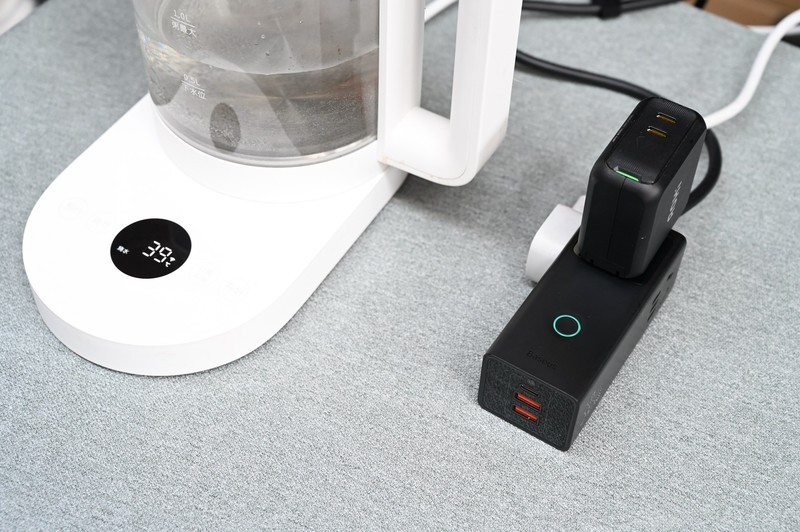 宿舍工位的插孔扩展器，体积小巧随处可用，倍思30W氮化镓快充插线板上手