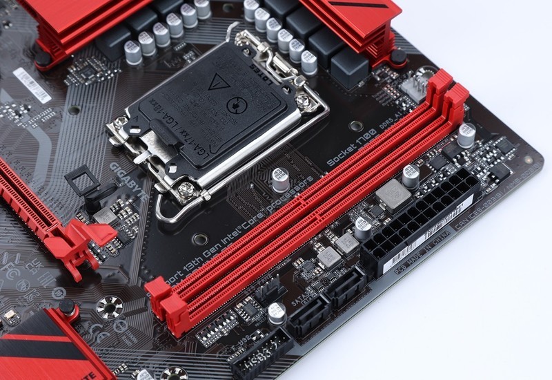 售价千元内D5 B760M主板怎么选？技嘉B760M魔鹰主板测评分享