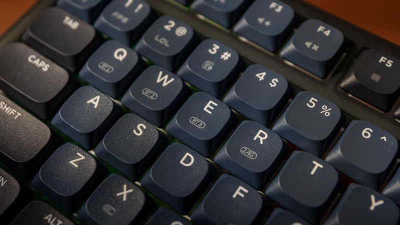 gasket结构的矮轴机械键盘，黑爵AK832pro 开箱