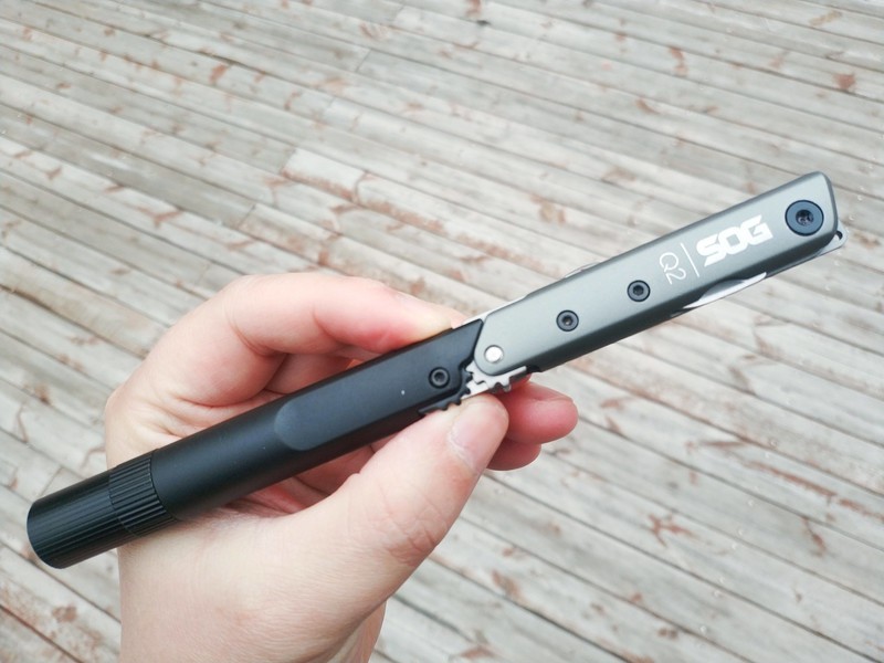 不可或缺的绅士工具：SOG多功能折叠工具Q2大马士革钢版