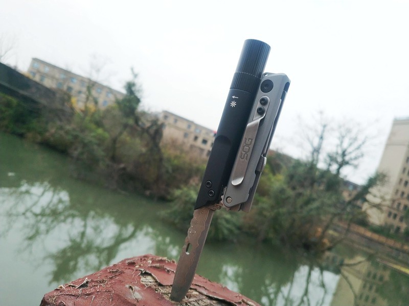 不可或缺的绅士工具：SOG多功能折叠工具Q2大马士革钢版