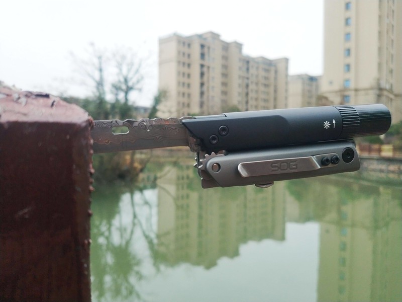 不可或缺的绅士工具：SOG多功能折叠工具Q2大马士革钢版