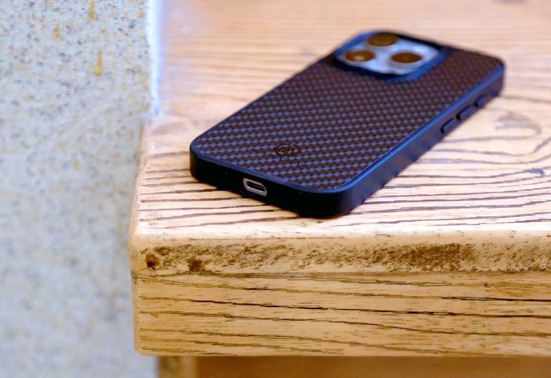 不用纠结月月换手机壳？碳纤维手机壳一步到位