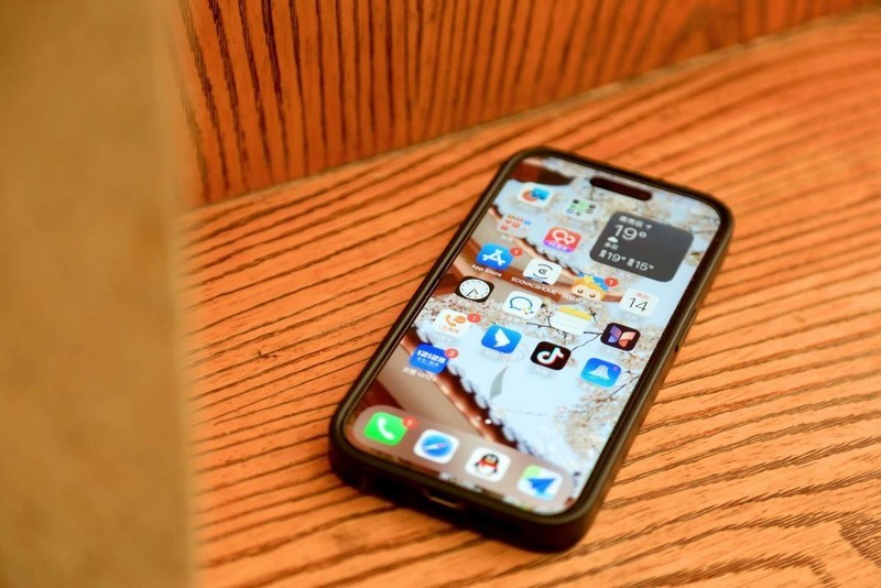 不用纠结月月换手机壳？碳纤维手机壳一步到位