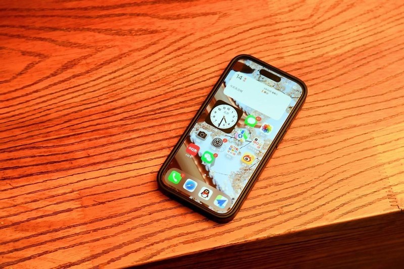 不用纠结月月换手机壳？碳纤维手机壳一步到位